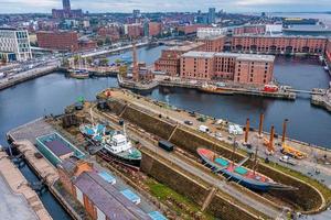 barco de edmund gardner en dique seco en liverpool, inglaterra foto