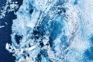 nieve y hielo. rompehielos. iceberg. océano Ártico. ártica, antártida, antártida, agua congelada, agua cubierta de nieve con hielo. nieve sobre hielo. frío. frágil. invierno. clima severo. el hielo en el agua.