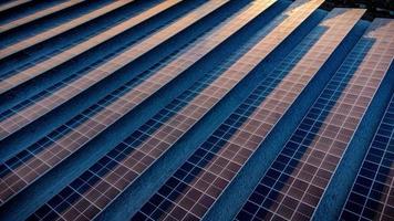 célula solar en la granja solar. concepto de energía verde sostenible al generar energía a partir de la luz solar. foto