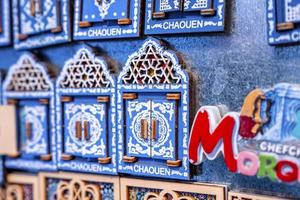 Imanes de puerta de madera tallada a la venta en el mercado marroquí
