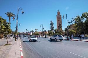 vista del tráfico de la ciudad y la histórica mezquita koutoubia contra el cielo foto