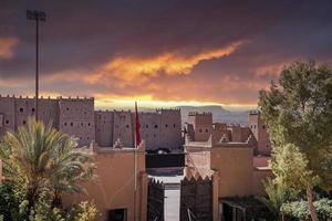 entrada del edificio del castillo fortificado contra el cielo nublado foto