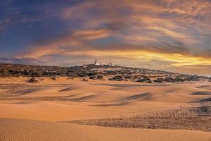 hermoso paisaje desértico de dunas de arena contra el cielo nublado al atardecer