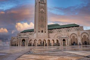 vista de la mezquita hasan ii con plaza húmeda en primer plano durante el atardecer foto