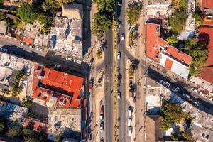 vista aérea de la ciudad de tulum desde arriba. pequeño pueblo mexicano. foto