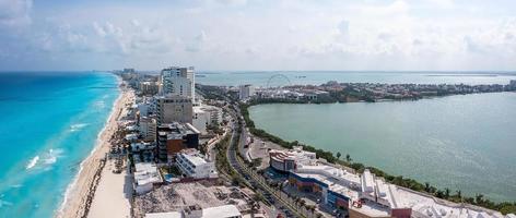 vista aerea de los hoteles de lujo en cancun foto