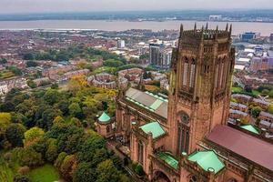 vista aérea de la catedral principal de liverpool en reino unido. foto