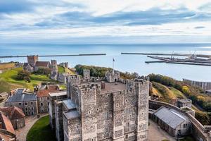 vista aérea del castillo de dover. la más icónica de todas las fortalezas inglesas.