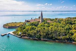 vista aérea de la isla fantasma plagada de poveglia en venecia foto