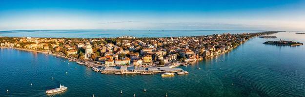 vista aérea de la isla de lido de venezia en venecia, italia. foto