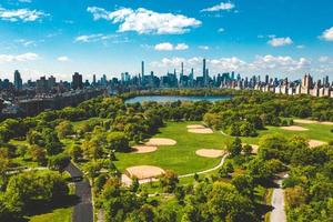 vista aérea del parque central en manhattan, nueva york. enorme hermoso parque está rodeado de rascacielos foto