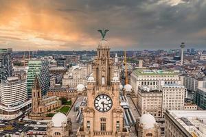 Primer plano aéreo de la torre del Royal Liver Building en Liverpool foto