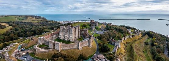 vista aérea del castillo de dover. la más icónica de todas las fortalezas inglesas.