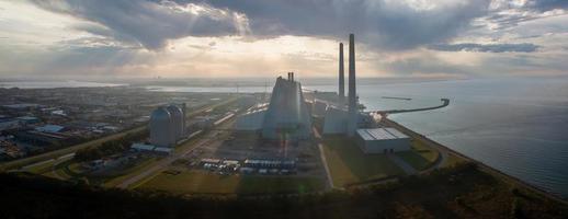 vista aérea de la central eléctrica. una de las centrales eléctricas más bellas y ecológicas del mundo. esg energía verde. foto