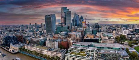 escena panorámica aérea del distrito financiero de la ciudad de londres foto