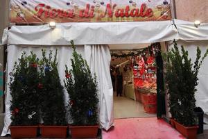 bolonia, italia, 2021 mercado callejero de navidad fiera di natale en el centro de la ciudad de bolonia. Italia foto