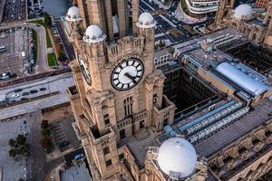 Primer plano aéreo de la torre del Royal Liver Building en Liverpool foto