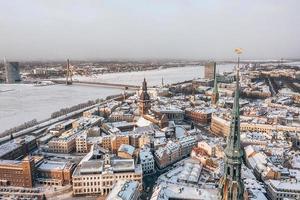 vista panorámica aérea del casco antiguo de riga durante el hermoso día de invierno en letonia. Temperatura de congelación en Letonia. Riga blanca. foto