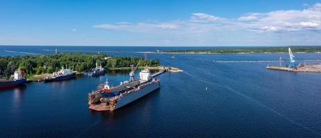 Riga, Letonia. 10 de junio de 2021. Se está renovando un buque de carga en dique seco flotante