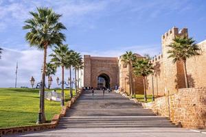 entrada de la escalera que conduce al histórico fuerte kasbah de los udayas foto