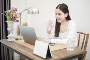 hermosa mujer está trabajando desde casa foto