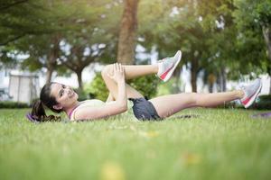 la mujer está entrenando al aire libre foto