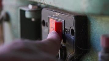 close-up do interruptor liga-desliga de uma máquina de perfuração na oficina. video