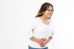 mujer afroamericana con dolor de estómago doloroso sobre fondo blanco. gastritis crónica. concepto de hinchazón del abdomen.