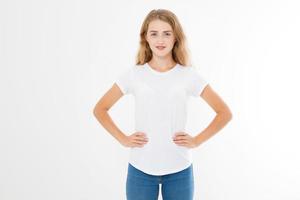 joven caucásica, mujer europea, chica en camiseta blanca en blanco. diseño de camisetas y concepto de personas. vista frontal de camisas aislado sobre fondo blanco. Bosquejo. copie el espacio. foto