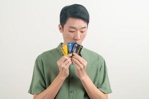 joven asiático con tarjeta de crédito foto