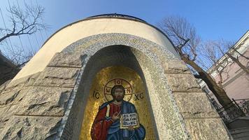 vladivostok, rusia - 18 de noviembre de 2021- icono con mosaicos en la calle central foto