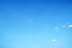 cielo azul con fondo de nubes. enfoque selectivo. copie el espacio foto