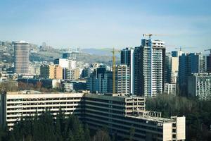 vista de tbilisi, distrito de saburtalo por la mañana. foto