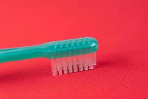 cepillo de dientes verde sobre fondo rojo