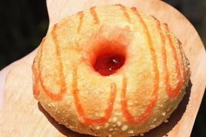 Tarta de fresa y yogur con fresas frescas sobre fondo blanco. foto