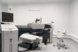 sala de quirófano. equipos médicos modernos en el hospital oftalmológico. concepto de medicina foto