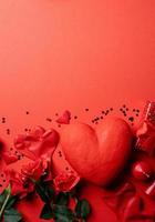 regalos del día de san valentín, rosas y velas sobre fondo rojo, espacio de copia foto