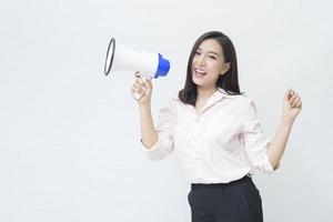 una joven y hermosa mujer asiática está anunciando por megáfono sobre fondo blanco