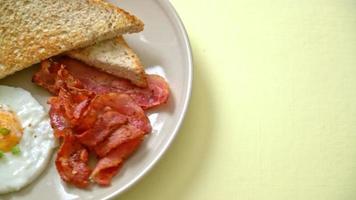 ovo mexido com pão torrado e bacon no café da manhã video