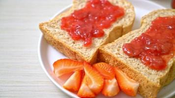 pain de blé entier fait maison avec confiture de fraise et fraise fraîche video