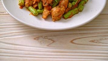 stir-fried pork with red curry paste and sting bean video