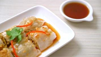 rolos de macarrão de arroz cozido no vapor chinês - estilo de comida asiática video