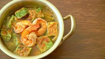 sopa azeda feita de pasta de tamarindo com camarões e omelete de legumes - estilo de comida asiática video
