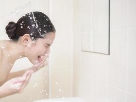 una mujer hermosa se lava la cara