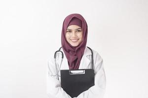 hermosa mujer doctora con hijab retrato sobre fondo blanco foto