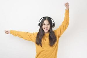 mujer amante de la música está disfrutando con auriculares sobre fondo blanco foto