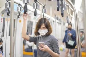 una joven lleva una máscara protectora en el metro, protección covid-19, viajes seguros, nueva normalidad, distanciamiento social, transporte seguro, viajes bajo el concepto de pandemia. foto
