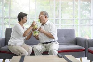 una pareja de ancianos está comiendo alimentos saludables , el concepto de atención médica de los abuelos . foto