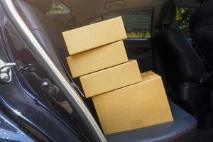 cajas de envío en el coche foto
