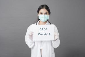 el doctor tiene papel de coronavirus foto